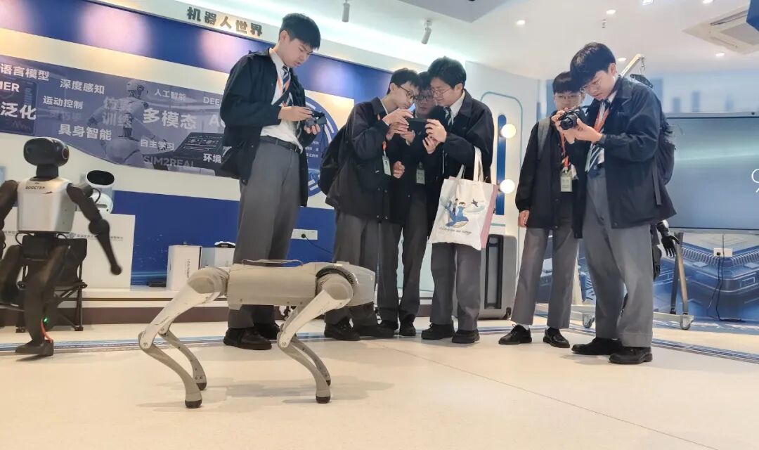 12.香港学生参观机器人工作室.jpg