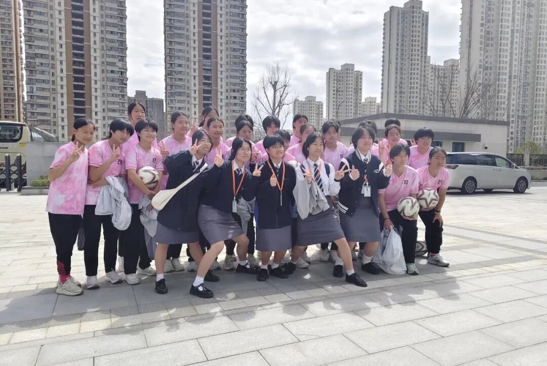 10.香港学生和东林中学桐华分校女足合影.jpg